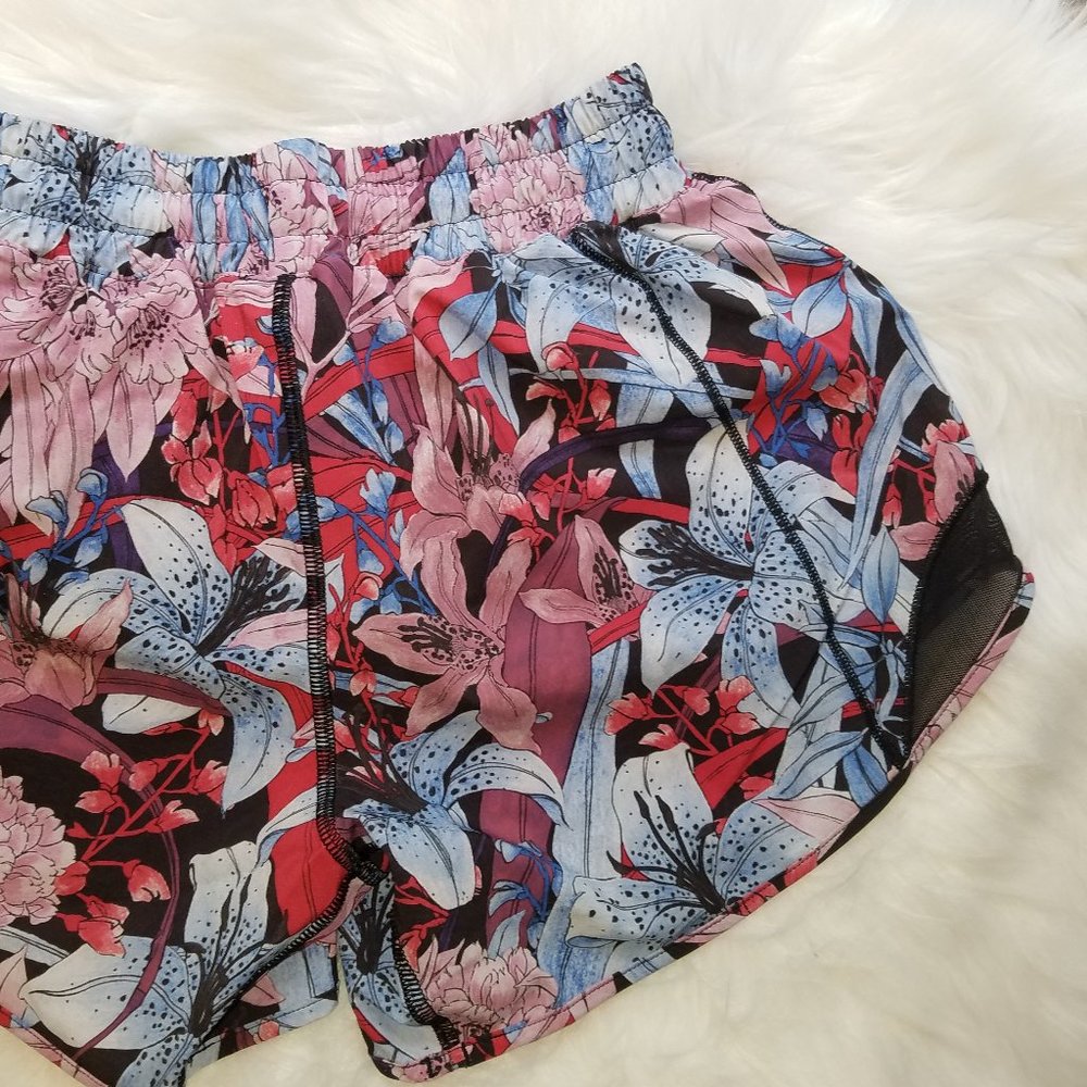 Lululemon Hotty Hot short 4'' Long Lush Lillies 2 - Picture 9 of 11